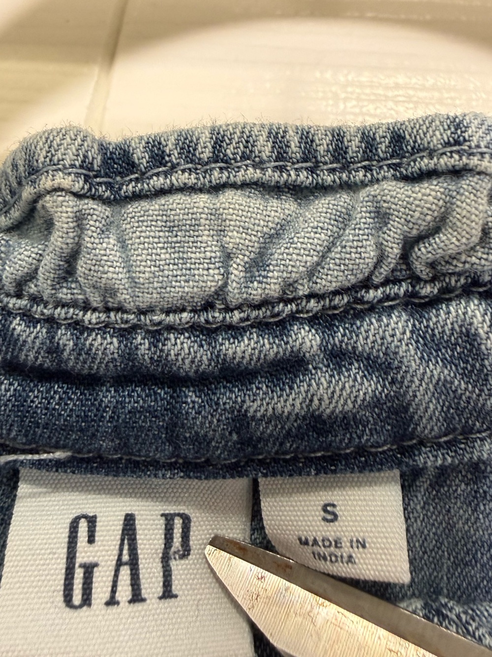 GAP Puff Sleeve Ruffle Denim Shirt Button Down Top Light Wash Indigo Size Medium - Picture 8 of 11
